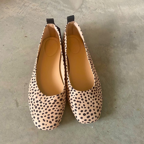 Shoes - Uninersal thread Cheetah print flats